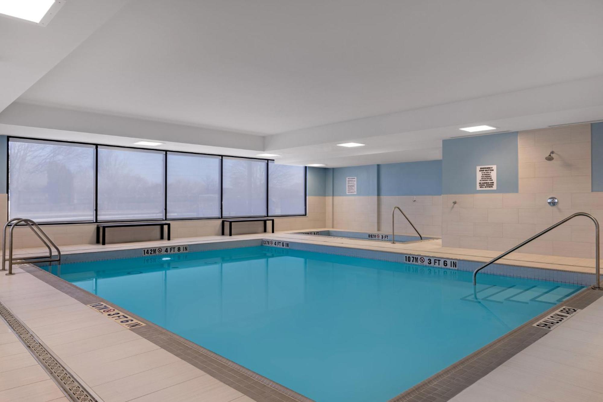 Holiday Inn Express & Suites St Thomas Сен Тома Екстериор снимка
